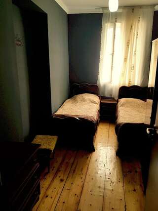 Гостевой дом Guesthouse am Museum Местиа Двухместный номер с 2 отдельными кроватями и общей ванной комнатой-9
