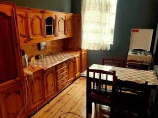 Гостевой дом Guesthouse am Museum Местиа Двухместный номер с 2 отдельными кроватями и общей ванной комнатой-20
