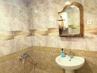 Гостевой дом Guesthouse am Museum Местиа Двухместный номер с 2 отдельными кроватями и общей ванной комнатой-23